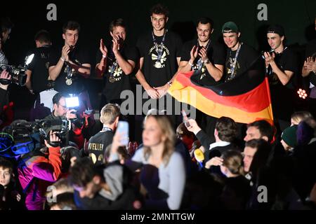 Köln, Deutschland. 31. Januar 2023. Feldhockey, Männer: Ankunft der deutschen Nationalmannschaft nach dem Triumph der Weltmeisterschaft. Das Weltmeisterteam feiert mit Fans im Kölner Tennis- und Hockeyclub Rot-Weiss. Kredit: Federico Gambarini/dpa/Alamy Live News Stockfoto