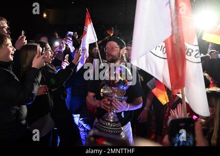 Köln, Deutschland. 31. Januar 2023. Feldhockey, Männer: Ankunft der deutschen Nationalmannschaft nach dem Triumph der Weltmeisterschaft. Martin Zwicker (M) hält die Trophäe „Weltmeister“. Die Weltmeisterschaft feiert mit Fans im Kölner Tennis- und Hockeyclub Rot-Weiss. Kredit: Federico Gambarini/dpa/Alamy Live News Stockfoto