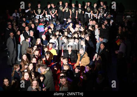 Köln, Deutschland. 31. Januar 2023. Feldhockey, Männer: Ankunft der deutschen Nationalmannschaft nach dem Triumph der Weltmeisterschaft. Das Weltmeisterteam (Back) feiert mit Fans im Kölner Rot-Weiss Tennis- und Hockeyclub. Kredit: Federico Gambarini/dpa/Alamy Live News Stockfoto