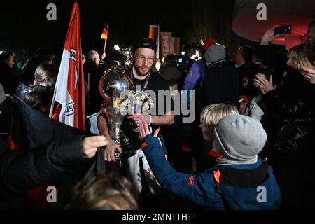 Köln, Deutschland. 31. Januar 2023. Feldhockey, Männer: Ankunft der deutschen Nationalmannschaft nach dem Triumph der Weltmeisterschaft. Martin Zwicker (M) hält die Trophäe „Weltmeister“. Die Weltmeisterschaft feiert mit Fans im Kölner Tennis- und Hockeyclub Rot-Weiss. Kredit: Federico Gambarini/dpa/Alamy Live News Stockfoto