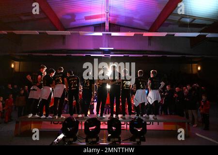 Köln, Deutschland. 31. Januar 2023. Feldhockey, Männer: Ankunft der deutschen Nationalmannschaft nach dem Triumph der Weltmeisterschaft. Das Weltmeisterteam feiert mit Fans im Kölner Tennis- und Hockeyclub Rot-Weiss. Kredit: Federico Gambarini/dpa/Alamy Live News Stockfoto