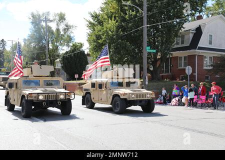 Soldaten der US Army Reserve der 561. Regional Support Group (RSG) nehmen am 7,2022. Oktober in Omaha, NE, an einer Parade im Rahmen einer Community Relations-Veranstaltung Teil. Soldaten der RSG 561. nahmen an einer Parade und statischen Aufzügen an der Omaha Northwest High School Teil, als Teil einer Veranstaltung für die Öffentlichkeitsarbeit, die mit der Rekrutierungsstation von North Omaha koordiniert wurde. Stockfoto