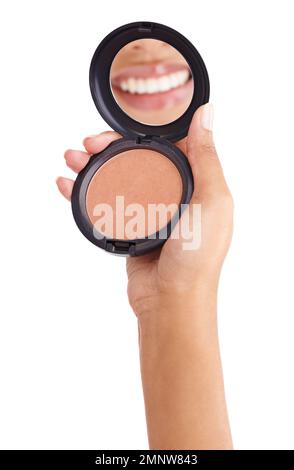 Was für ein Lächeln. Die Lippen einer Frau reflektieren auf ihrem Kompaktspiegel. Stockfoto