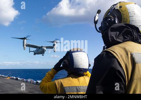 US Navy Aviation Boatswain's Mate (Handling) Airman Dalen Alexander, rechts, Und der US Navy Aviation Boatswain's Mate (Handling) Airman Bernadette Lockheart, links, leitet einen Marine Corps MV-22 Osprey Hubschrauber, der der Marine Expeditionary Unit 22. zugewiesen wurde, die an die Marine Expeditionary Unit 22. an Bord des amphibischen Sturmschiffs USS Kearsarge (LHD 3) der Wasp-Klasse angeschlossen ist, Okt 06, 2022. Die Kearsarge Amphibious Ready Group, die 22. MEU in Angriff genommen hat, arbeitet in der US-Flotte von 2. zur Unterstützung von Marineoperationen, um die maritime Stabilität und Sicherheit über den Atlantik zu gewährleisten Stockfoto