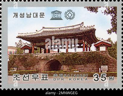 Nordkoreanische Briefmarke aus dem Jahr 2005 mit dem Kaesong Namdaemun Tor, einem UNESCO-Weltkulturerbe in DPR Korea. Stockfoto