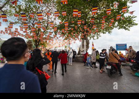 Hanoi, Vietnam, Januar 2023. Die Gläubigen in der Tran Quoc Pagode, dem ältesten buddhistischen Tempel in Hanoi, befinden sich auf einer kleinen Insel in der Nähe des Sou Stockfoto