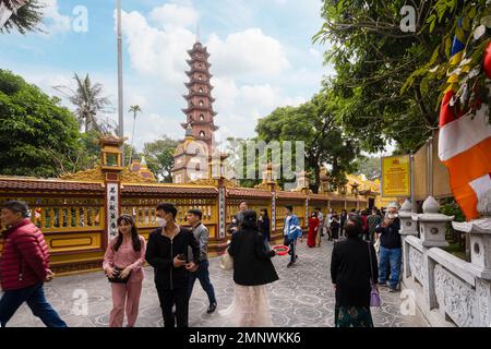 Hanoi, Vietnam, Januar 2023. Die Gläubigen in der Tran Quoc Pagode, dem ältesten buddhistischen Tempel in Hanoi, befinden sich auf einer kleinen Insel in der Nähe des Sou Stockfoto