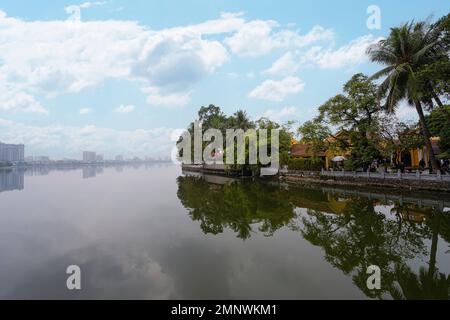 Hanoi, Vietnam, Januar 2023. Panoramablick auf die Tran Quoc Pagode, den ältesten buddhistischen Tempel in Hanoi, befindet sich auf einer kleinen Insel in der Nähe des Sou Stockfoto