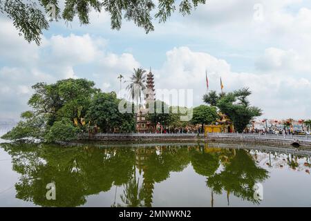 Hanoi, Vietnam, Januar 2023. Panoramablick auf die Tran Quoc Pagode, den ältesten buddhistischen Tempel in Hanoi, befindet sich auf einer kleinen Insel in der Nähe des Sou Stockfoto