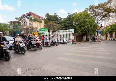 Hanoi, Vietnam, Januar 2023. Hanoi, Vietnam, Januar 2023. Der chaotische Verkehr von Mopeds in den Straßen des Stadtzentrums Stockfoto