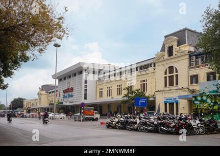 Hanoi, Vietnam, Januar 2023. Außenansicht des Bahnhofsgebäudes im Stadtzentrum Stockfoto