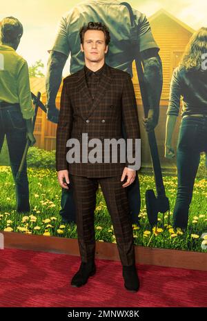 New York, USA. 30. Januar 2023. Jonathan Groff nimmt am 30. Januar 2023 an der Weltpremiere von Knock at the Cabin by Universal Pictures im Jazz im Lincoln Center in New York Teil. (Foto: Lev Radin/Sipa USA) Guthaben: SIPA USA/Alamy Live News Stockfoto