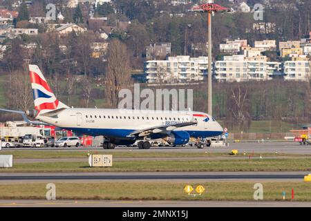 Zürich, Schweiz, 19. Januar 2023 British Airways Embraer E-190-Flugzeuge Rollen zu ihrer Position Stockfoto