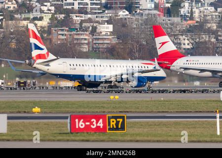 Zürich, Schweiz, 19. Januar 2023 British Airways Embraer E-190-Flugzeuge Rollen zu ihrer Position Stockfoto