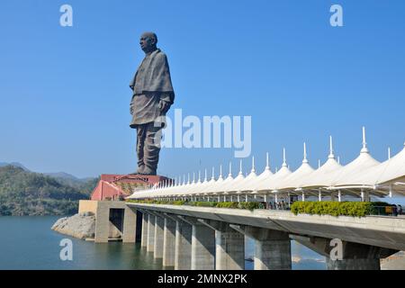 Die Statue der Einheit, die kolossale Statue von Vallabhbhai Patel, die höchste Statue der Welt, befindet sich in der Kevadia-Kolonie, Gujarat, Indien Stockfoto