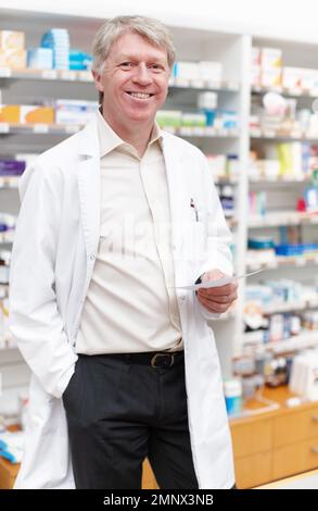 Apotheker auf ärztliche Verschreibung. Portrait eines selbstbewussten Apothekers mit verschreibungspflichtiger Arztpraxis. Stockfoto
