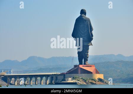 Die Statue der Einheit, die kolossale Statue von Vallabhbhai Patel, die höchste Statue der Welt, befindet sich in der Kevadia-Kolonie, Gujarat, Indien Stockfoto