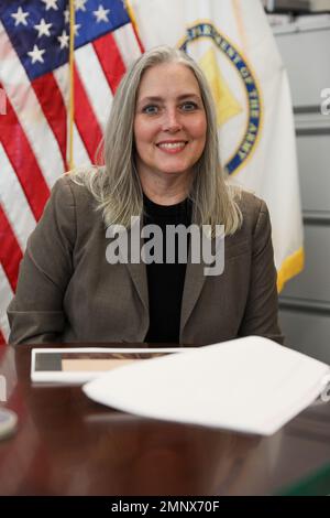 Christina Freese, stellvertretende Stabschef für Ressourcenmanagement (G-8) beim Army Materiel Command, wird für ihre Führung, ihr Engagement und ihre Exzellenz vom North Alabama Chapter of Federally Employed Women anerkannt. Sie erhielt kürzlich den Redstone Women Rock Award in der Kategorie „Outstanding Leader“. AMC G-8, Christina Freese, WENIGE, Frauen, Armee-Materialkommando, Stockfoto
