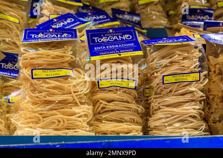 Florenz, Italien - 03. Juni 2022: Getrocknete Pici toscani, dicke handgerollte toskanische Pasta in einem Geschäft auf dem Central Market Mercato Centrale Stockfoto