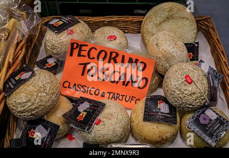 Florenz, Italien - 03. Juni 2022: Geschäft mit getrockneten Porcini-Pilzen auf dem Zentralmarkt Mercato Centrale Stockfoto