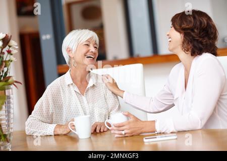 Einen Nachmittag mit ihrer mutter zu verbringen. Eine Seniorin und ihre Tochter plaudern beim Kaffee. Stockfoto