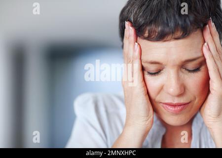 Geschäftsfrau in Schwierigkeiten. Nahaufnahme einer unzufriedenen, reifen Geschäftsfrau, die frustriert den Kopf hält. Stockfoto