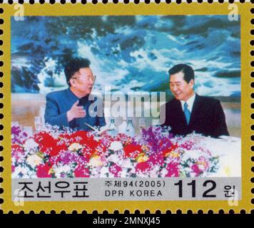Nordkoreanische Briefmarke von 2005, die das historische Treffen zwischen Kim Jong-il und Kim Dae-jung während des interkoreanischen Gipfels 2000 darstellt. Stockfoto