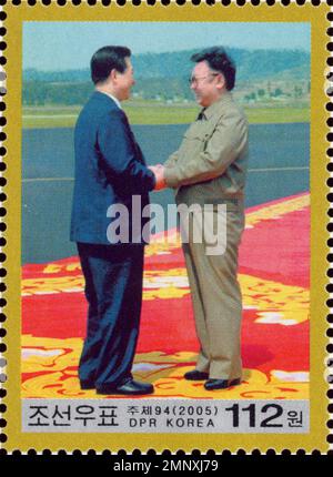 Nordkoreanische Briefmarke von 2005, die den historischen Handschlag zwischen Kim Jong-il und Kim Dae-jung während des Interkoreanischen Gipfels 2000 darstellt. Stockfoto