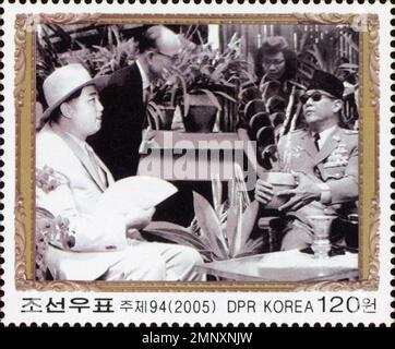 Nordkoreanische Briefmarke von 2005, die Kim Il-sung und den indonesischen Präsidenten Sukarno 1965 zeigt. Stockfoto