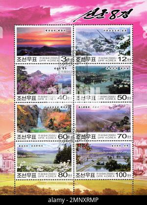 Blatt mit acht nordkoreanischen Briefmarken aus dem Jahr 2005 mit dem Titel „8 Scenic Views of Songun“ mit verschiedenen Landschaften und Wahrzeichen in der DVRK. Stockfoto