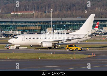 Zürich, Schweiz, 19. Januar 2023 Georgian Airways Boeing 737-783 ist in Position Stockfoto