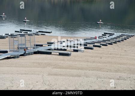 Lucky Peak Lake (Reservoir) an der Kanalisation des Boise River, SW Idaho, auf einem kritisch niedrigen Niveau (50 % Kapazität) Anfang April 2022. Stockfoto