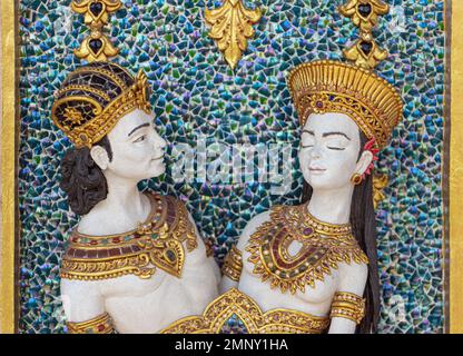 Figurative Dekoration an der Wand eines buddhistischen Tempels Wat Pariwat, Bangkok, Thailand Stockfoto