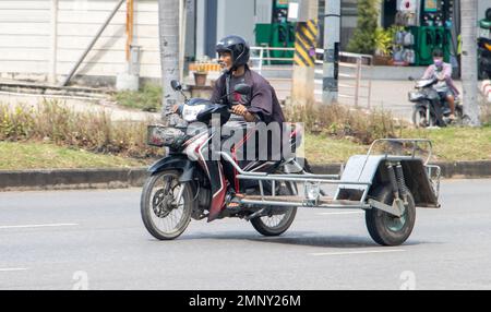 RATCHABURI, THAILAND, NOVEMBER 16 2022, Ein Mann fährt ein Motorrad mit einem Seitenwagen Stockfoto