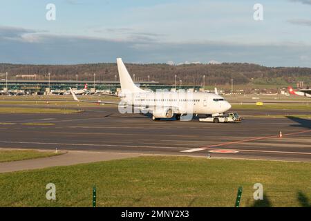 Zürich, Schweiz, 19. Januar 2023 Georgian Airways Boeing 737-783 ist in Position Stockfoto