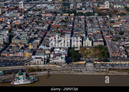 New Orleans, Louisiana, USA, 10. Januar 2022. Ein Hubschrauberrundflug über dem French Quarter und dem Jackson Square. Stockfoto