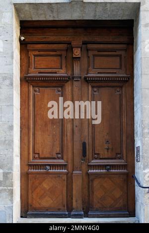 Massiver Holzeingang, braunes klassisches großes Holztor Stockfoto