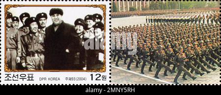 Nordkoreanische Briefmarke von 2004 mit Kim Il-sung mit Soldaten und einer Militärparade in Pjöngjang. Stockfoto