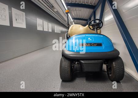 HELSINKI, FINNLAND, 15 2022. September, das Elektroauto steht im Korridor des Flughafens Stockfoto