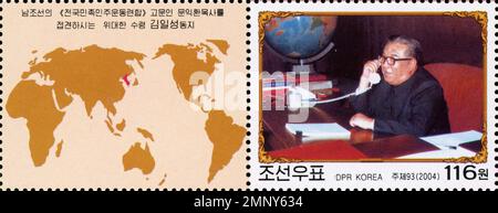 Nordkoreanische Briefmarke von 2004, die Kim Il-sung am Telefon zeigt und an ein Treffen mit dem südkoreanischen Aktivisten Moon Ik-hwan erinnert. Stockfoto