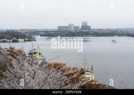 Stockholm, Schweden. Malerischer Blick im Winter auf Riddarfjärden mit Västerbron im Hintergrund Stockfoto