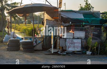 Ein einfaches Geschäft bietet den Kratom (Mitragyna speciosa), neben einer lokalen Straße am Stadtrand von Bangkok, Thailand 2023 Stockfoto