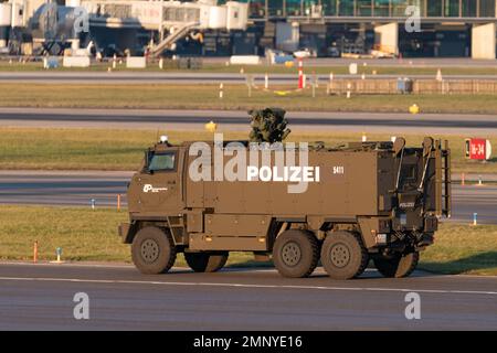 Zürich, Schweiz, 19. Januar 2023 Polizeiwagen fährt am internationalen Flughafen entlang der Vorfeldkante Stockfoto