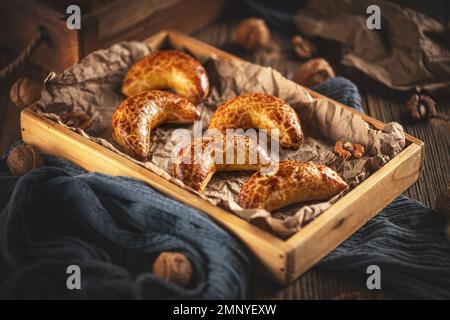 Traditionelles slowakisches Gebäck gefüllt mit gemahlenen Walnüssen, Bratislava-Halbmond Stockfoto