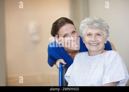 Sie kümmert sich um die Bedürfnisse ihrer Patienten. Porträt eines Seniorenpatienten und einer Krankenschwester. Stockfoto