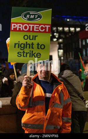 London, England, Vereinigtes Königreich 30. Januar 2023 verteidigen Sie das Recht, in der Downing Street gegen die von den Regierungen vorgeschlagenen Antistreikgesetze zu protestieren. Die Kampagne "genug ist genug" und die Kampagne für die Freiheit der Union brachten Mitglieder einer Reihe von Gewerkschaften auf die Straße an dem Tag, an dem die Regierung für die Einführung neuer Gesetze zur Bekämpfung von Streiks stimmte. Kredit: Denise Laura Baker/Alamy Live News Stockfoto