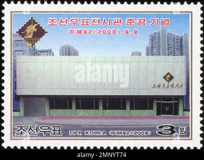 Nordkoreanische Briefmarke aus dem Jahr 2003 zur Erinnerung an die Fertigstellung des Korea Stamp Museums in Pjöngjang mit dem Museumsgebäude. Stockfoto