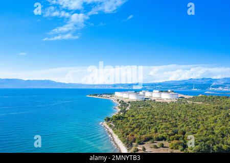 Ölterminal auf der Insel Krk, Kroatien, aus der Vogelperspektive Stockfoto