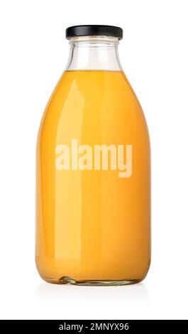 Orangensaft in einer Glasflasche. Isoliert auf weißem Hintergrund mit Beschneidungspfad Stockfoto