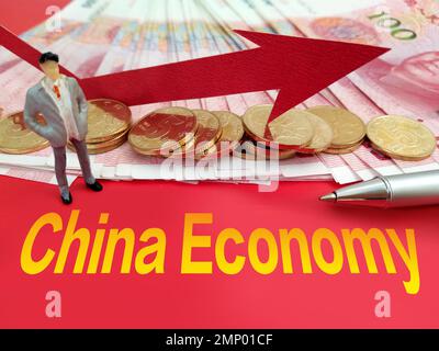 SUQIAN, CHINA - 31. JANUAR 2023 - finanzielle Illustration: Chinas Wirtschaft, Suqian, Jiangsu, China, 31. Januar 2023. China kauft die Produktion ein Stockfoto